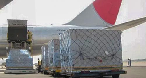 航班到美國(guó)機(jī)場(chǎng)后，一個(gè)工作日拆板提貨，一個(gè)工作日派送入倉(cāng)