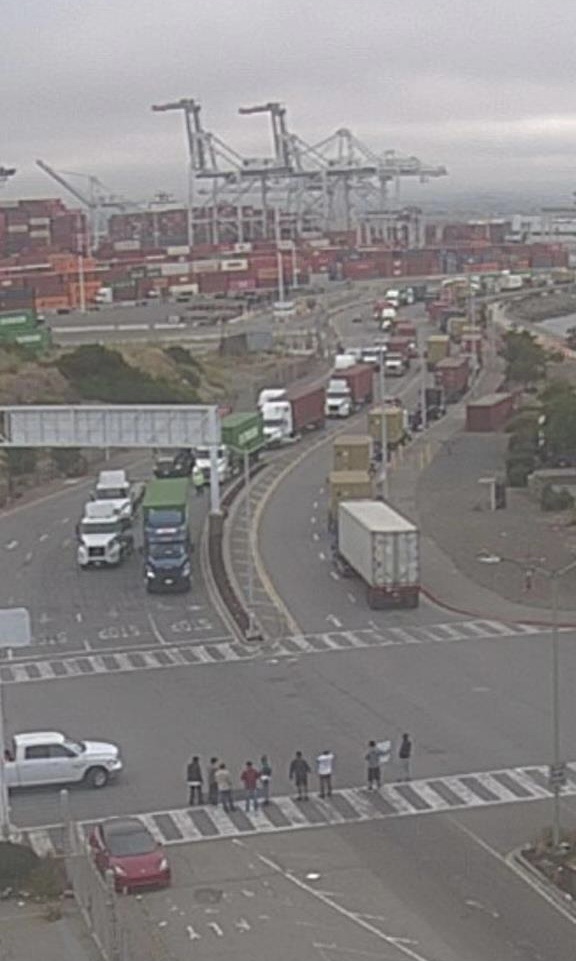 奧克蘭司機堵門今天繼續(xù)，我們司機五點就去排隊了，還是進(jìn)不去，提還柜受影響。